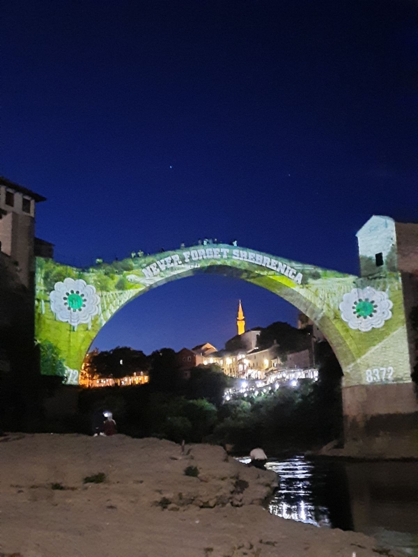 Grad Mostar projekcijom Cvijeta Srebrenice na Starom mostu odao počast žrtvama genocida u Srebrenici